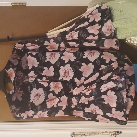 Blouses - Picture 3 of 4